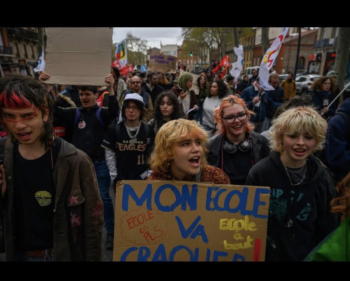 Jeunes manifestants dans un cortège avec pancarte