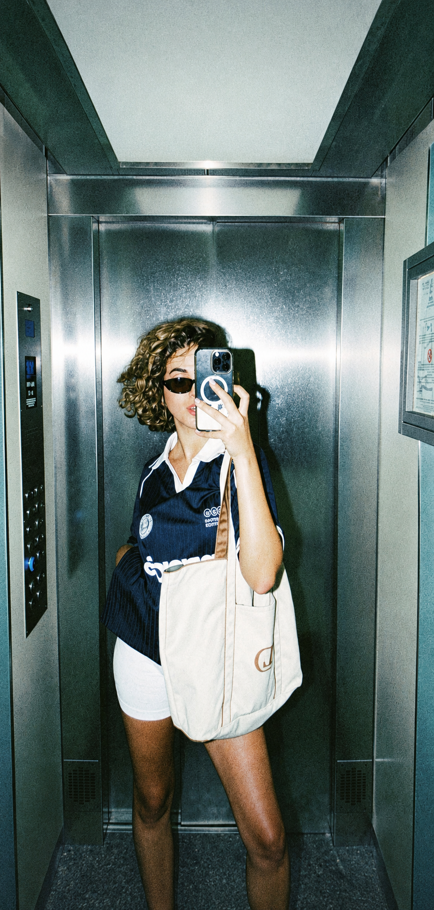 Laureen Dachard dans un ascenseur avec son tote bag