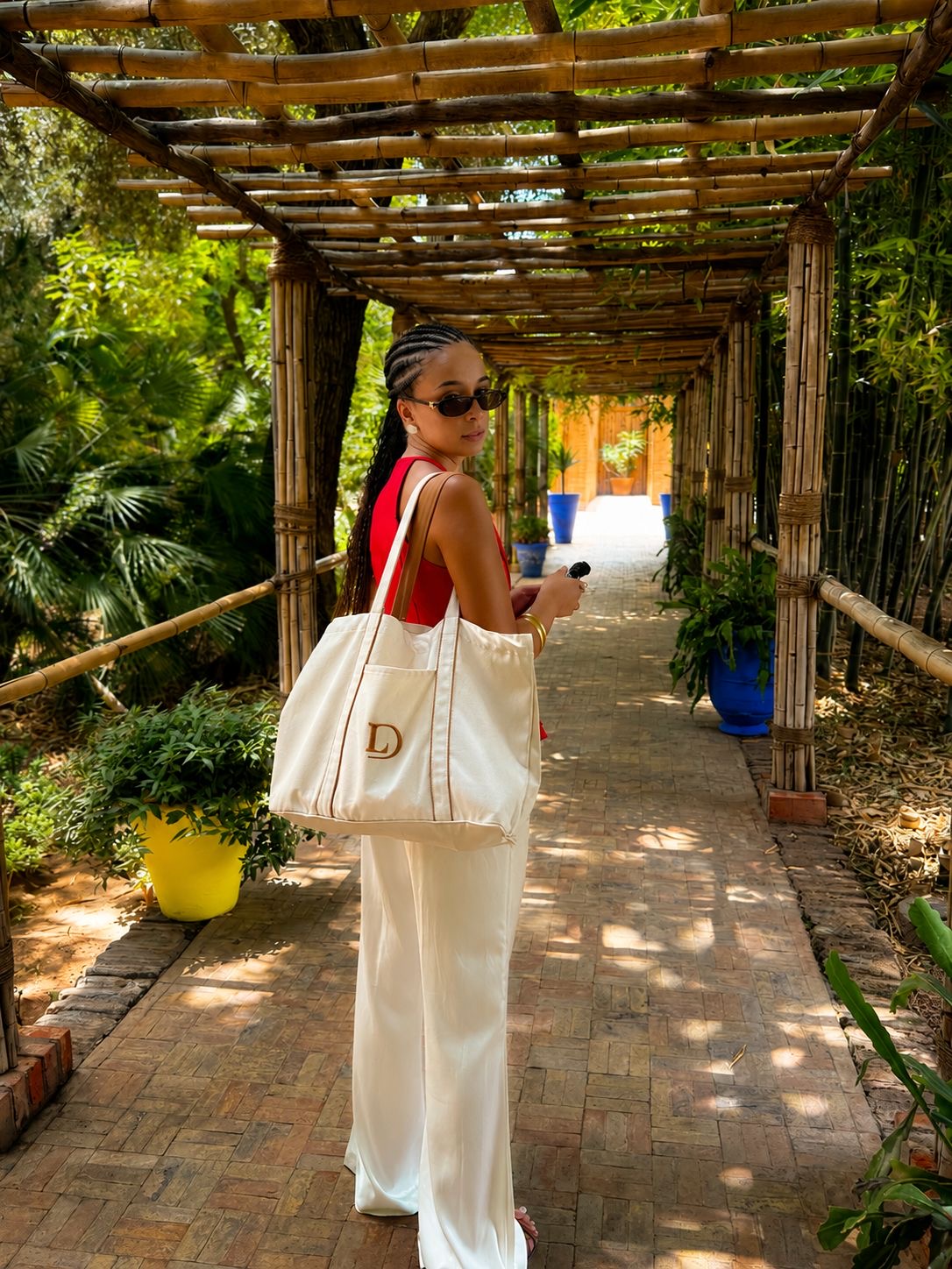 Laureen Dachard portant son tote bag sous une pergola
