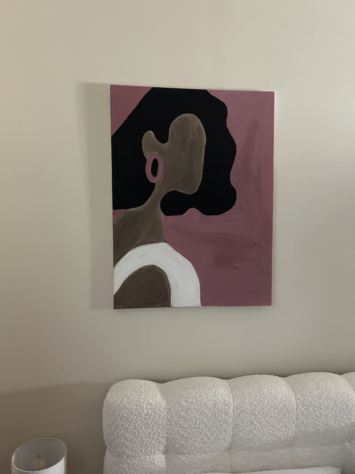 Tableau de Laureen représentant une femme de profil sur fond rose