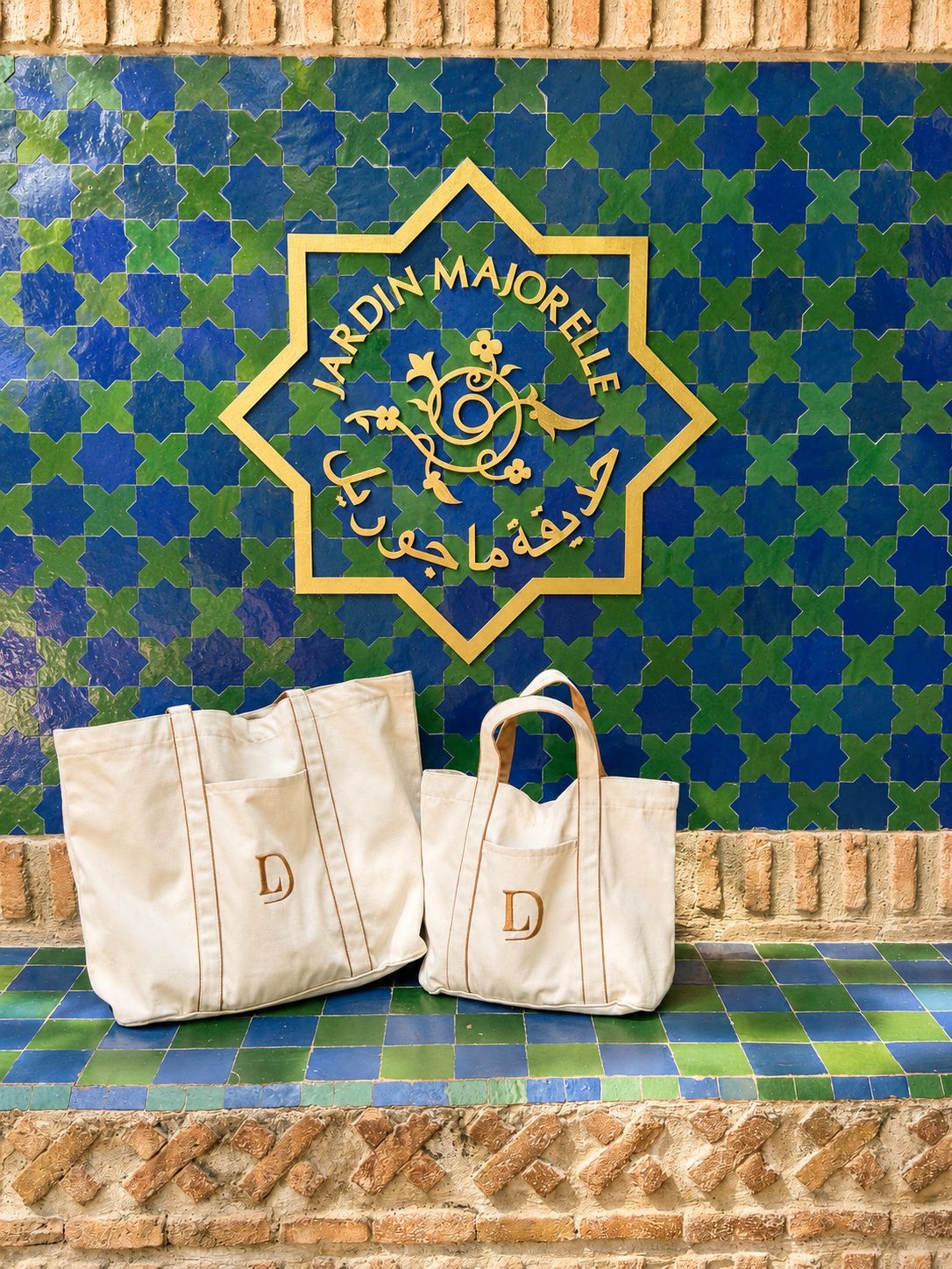 Les deux formats de tote bags Laureen Dachard au Jardin Majorelle